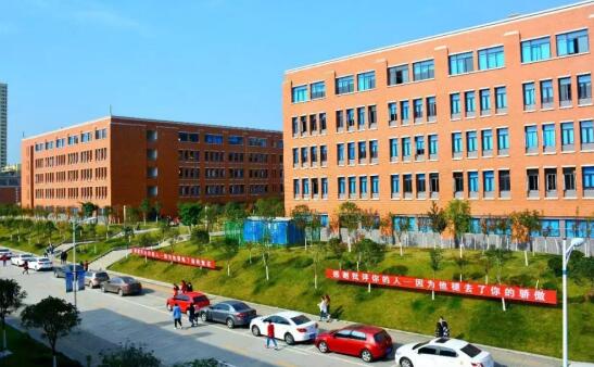 成都市恒輝技工學校2022年收費標準