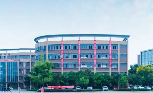 成都市郫都區友愛職業技術學校