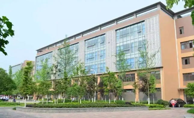 成都市郫都區友愛職業技術學校