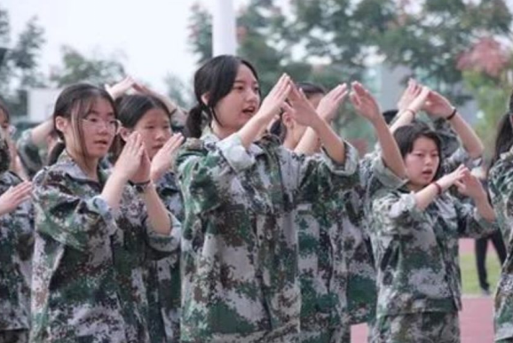 四川省廣漢市職業中專學校軍訓