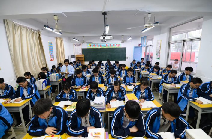 普高上課學生