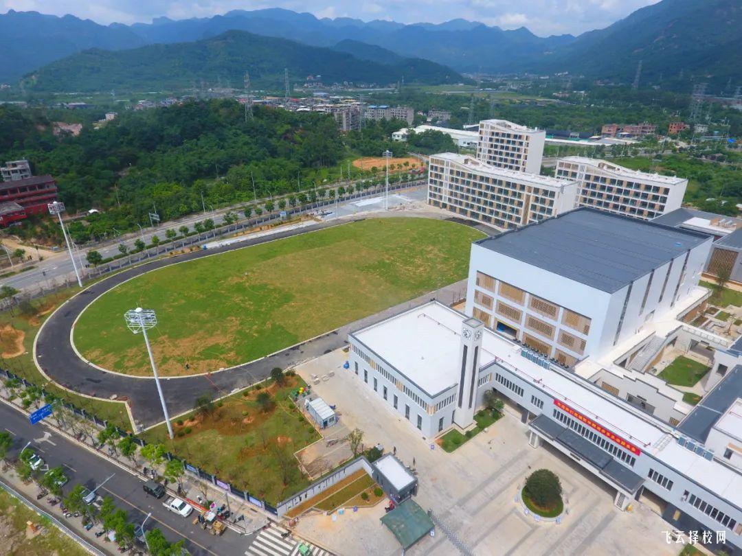 四川省弘博中專校怎么收費(fèi),一年學(xué)費(fèi)多少