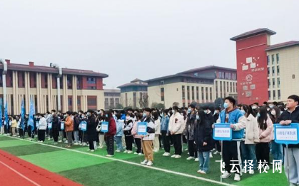 南充市高坪職業高級中學是公辦嗎