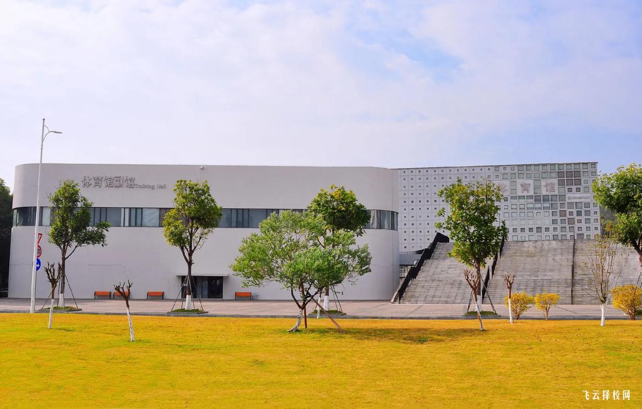 成都華大醫藥衛生學校是職高嗎