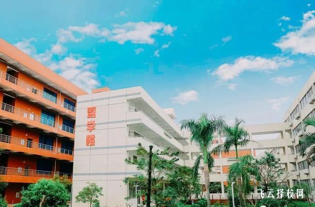 華大醫(yī)藥衛(wèi)校實(shí)習(xí)就業(yè)雙保障