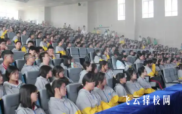 成都汽車職校實訓基地設備條件與學生實操